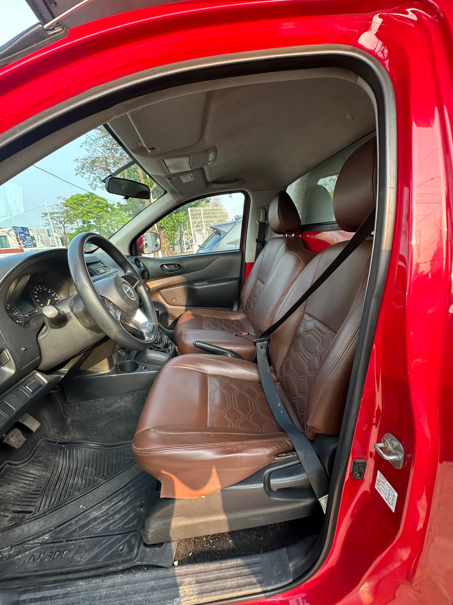 2021 Nissan NP300 caja cerrada