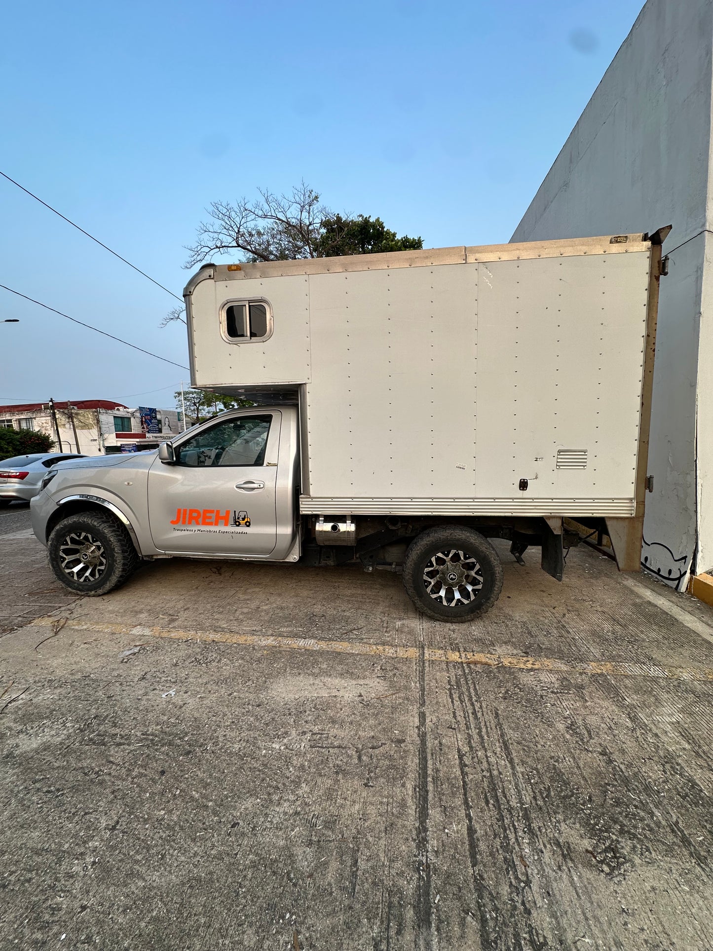 2022 Nissan NP300 caja cerrada