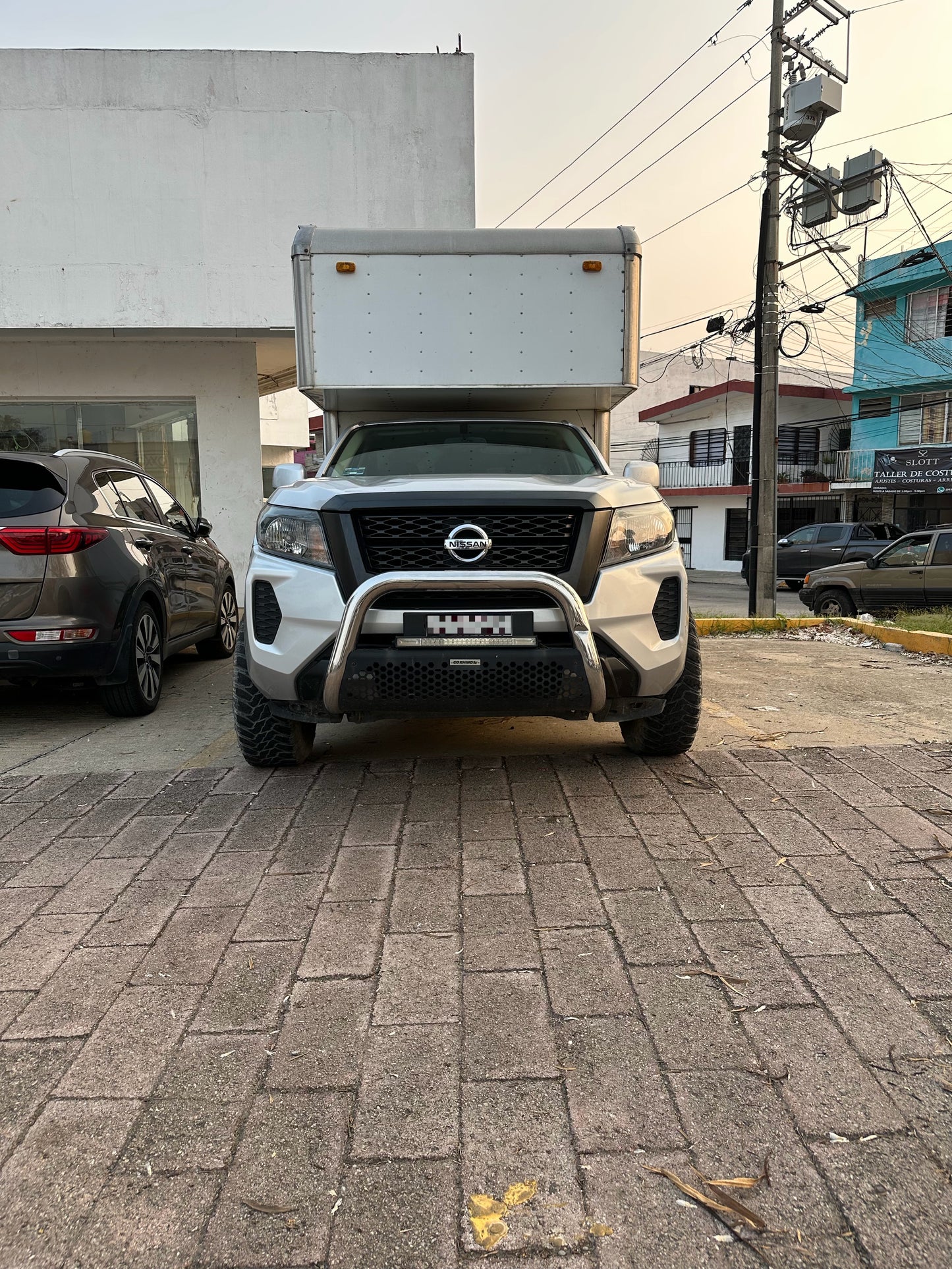 2022 Nissan NP300 caja cerrada