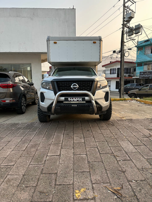 2022 Nissan NP300 caja cerrada