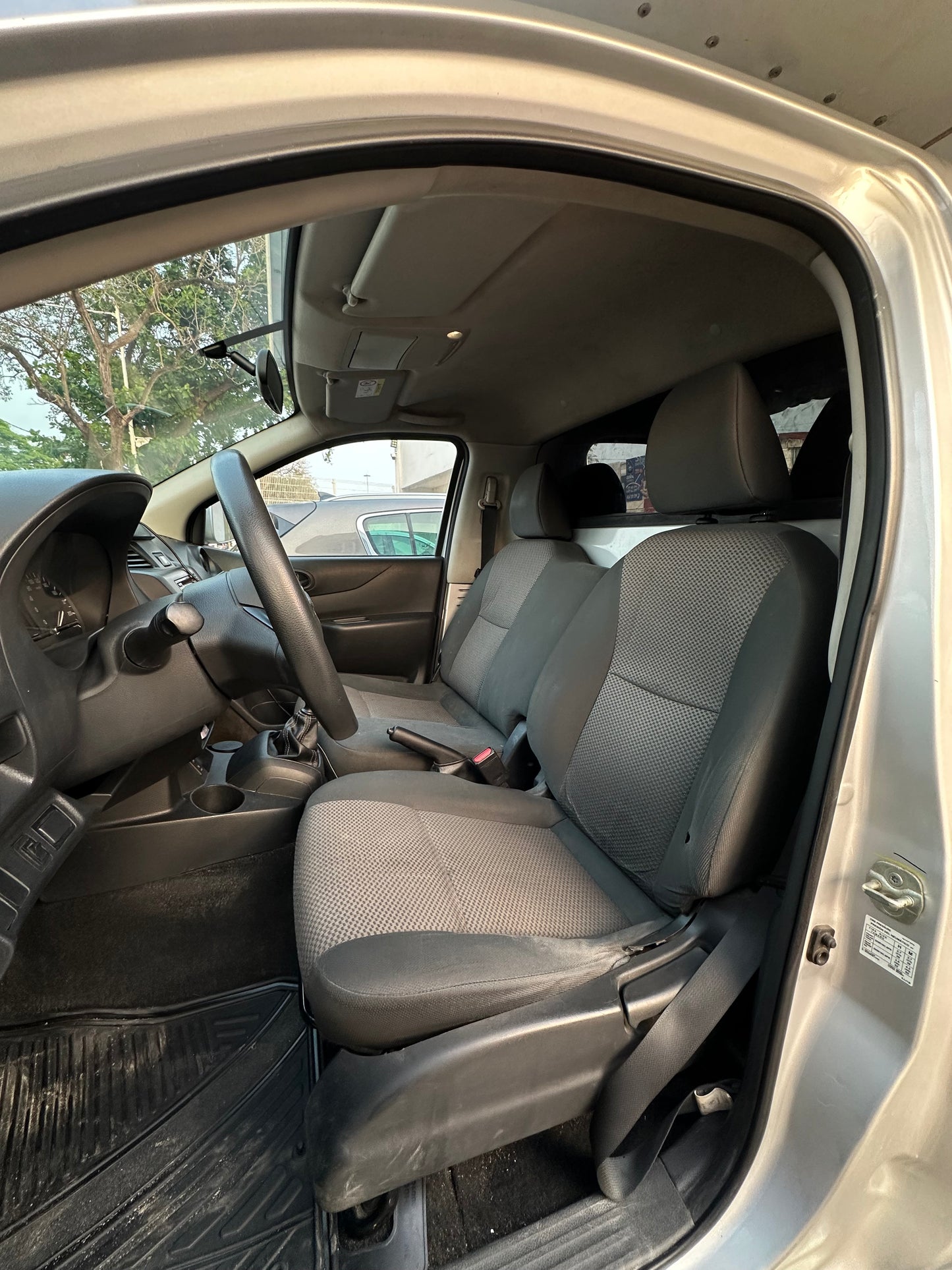 2022 Nissan NP300 caja cerrada