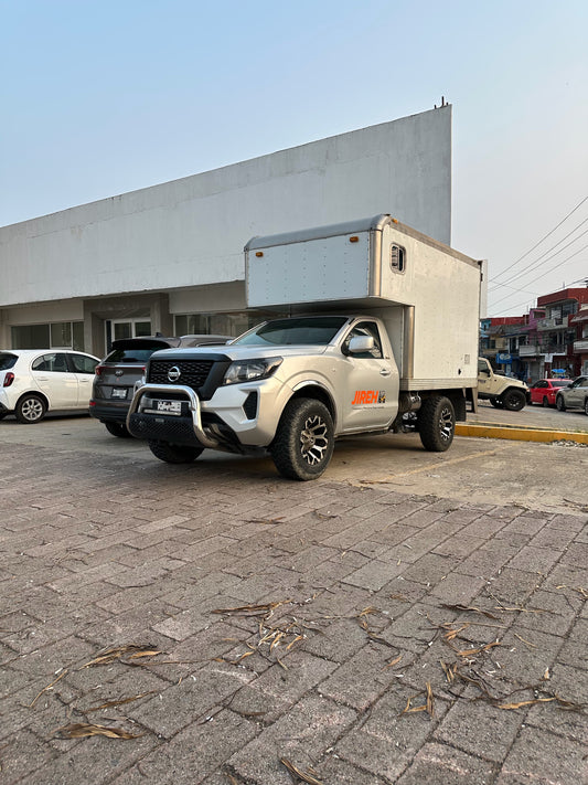 2022 Nissan NP300 caja cerrada