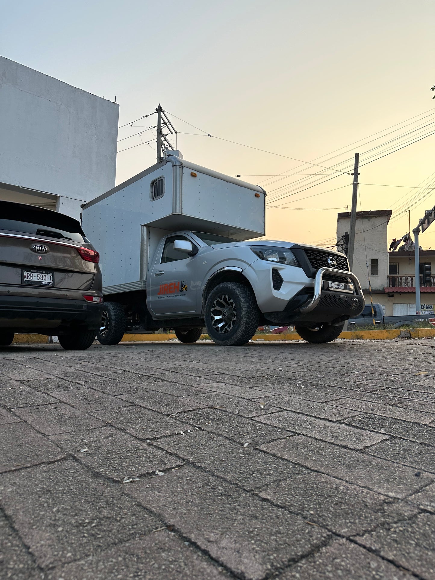 2022 Nissan NP300 caja cerrada