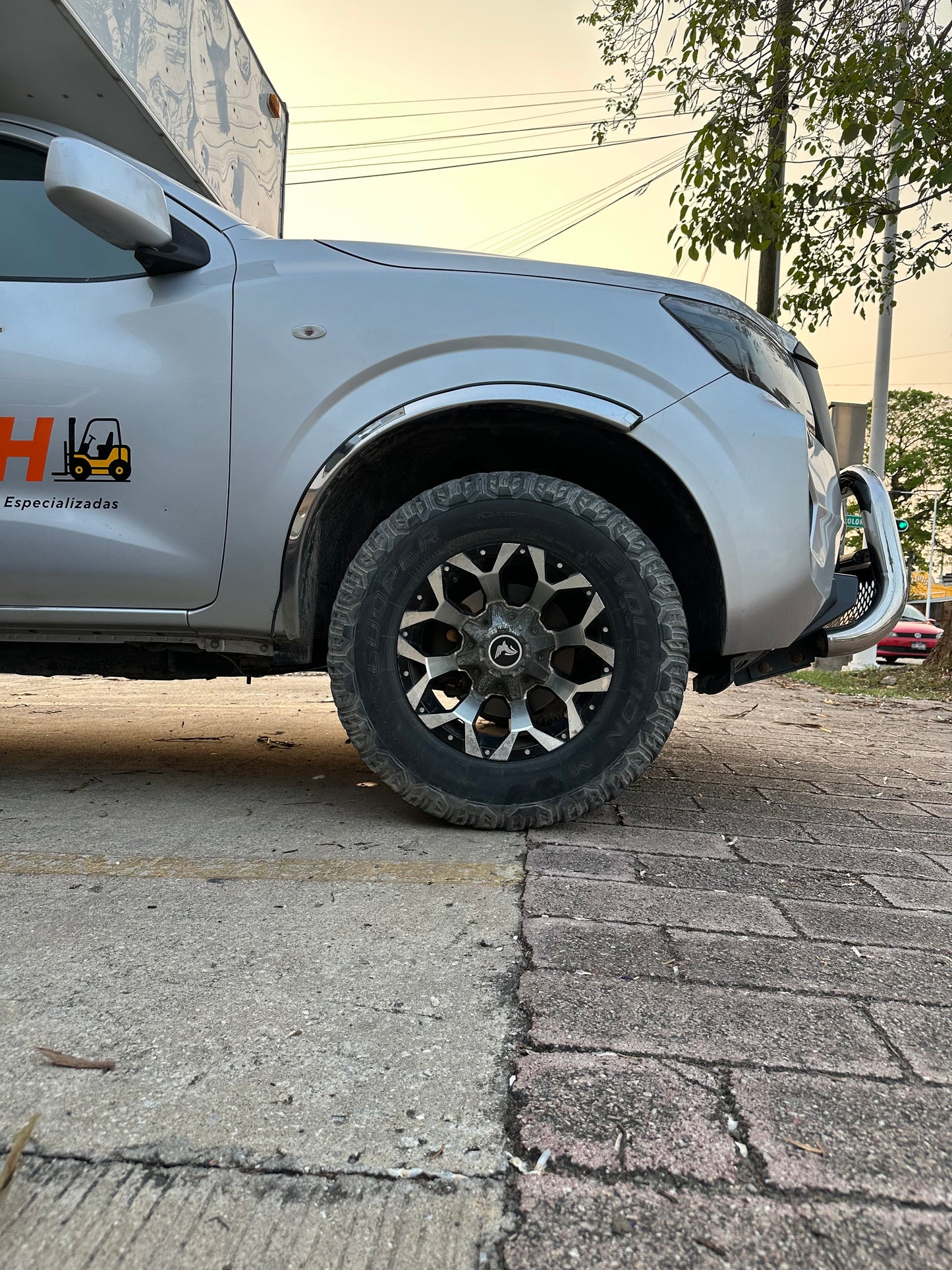 2022 Nissan NP300 caja cerrada