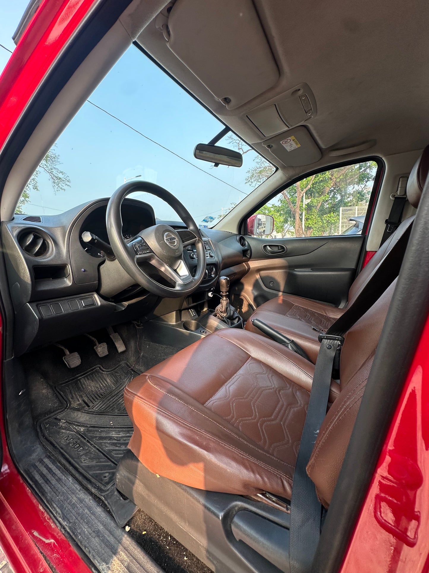 2021 Nissan NP300 caja cerrada